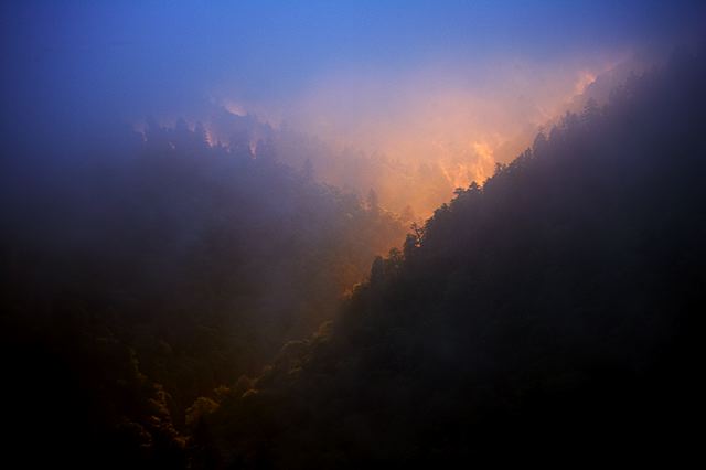 Sunset;Dusk;Twilight;evening;Nightfall;Sundown;Sunlight;Sun;Beams;Sunbeam;Rays;Light;Luminance;Illuminate;Ledge;Mountain;Cliff;Precipice;Peak;Mountain Top;Rock Formations;Nature;Vertical;High;Power;Powerful;Scenic View;Scenics;Summit;Forest;Trees;Leaves;Leaf;Plants;Woods;Bark;Outdoors;Natural;Woodland;Clouds;Fog;Mist