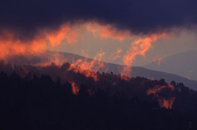 Clouds;Sunrise;Sky;Sunlight;Sun;Beams;Sunbeam;Rays;Light;Luminance;Illuminate;Ledge;Mountain;Cliff;Precipice;Peak;Mountain Top;Rock Formations;Rocks;Boulder;Nature;Vertical;High;Power;Powerful;Scenic View;Scenics;Summit;TNC